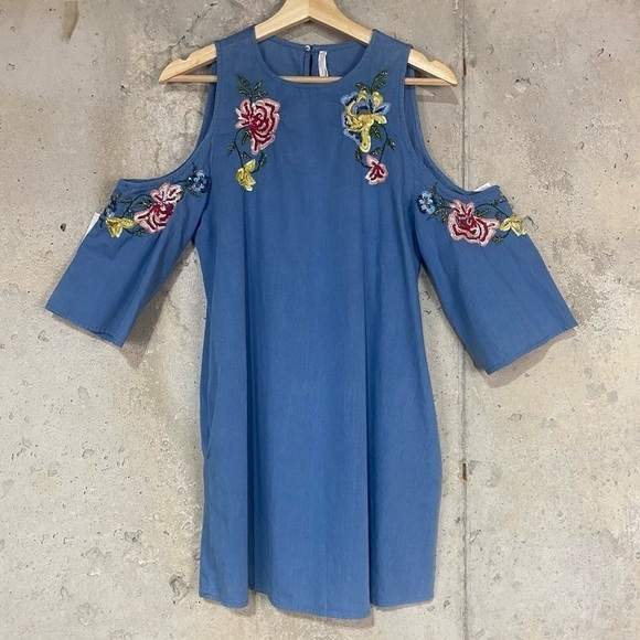 Zara Dresses & Skirts - Zara blue chambray floral embroidered boho cold shoulder shift dress medium